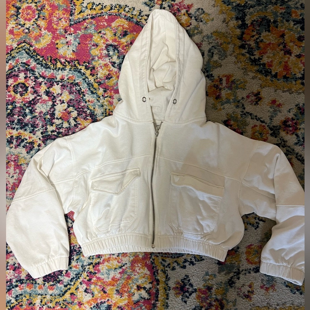 Cropped vintage white zip up!